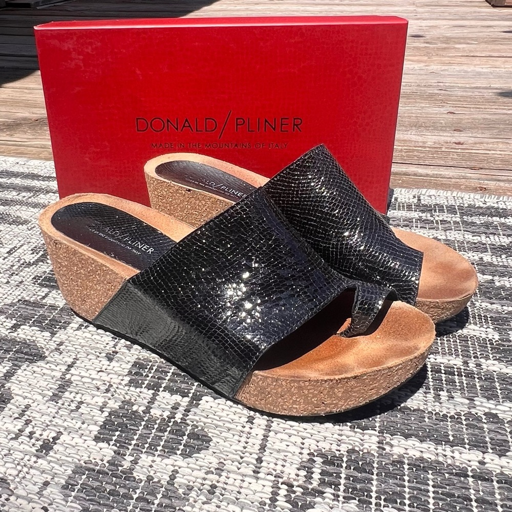 Donald Pliner 9.5 black metallic viper